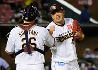 来日初セーブを挙げ、捕手・炭谷とタッチを交わす宋＝楽天生命パーク