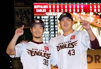 ヒーローインタビューを終え、ポーズをとる島内（左）と宋＝楽天生命パーク