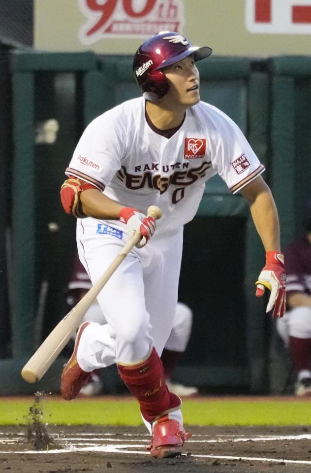 　１回、小深田が右越えに先頭打者本塁打を放つ（共同）