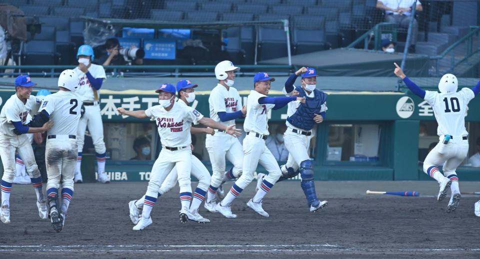 　延長１０回、サヨナラ勝利に歓喜する神戸国際ナイン
