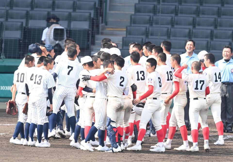 　智弁学園のサヨナラ勝利で幕切れし、健闘をたたえ合う両ナイン（撮影・高石航平）