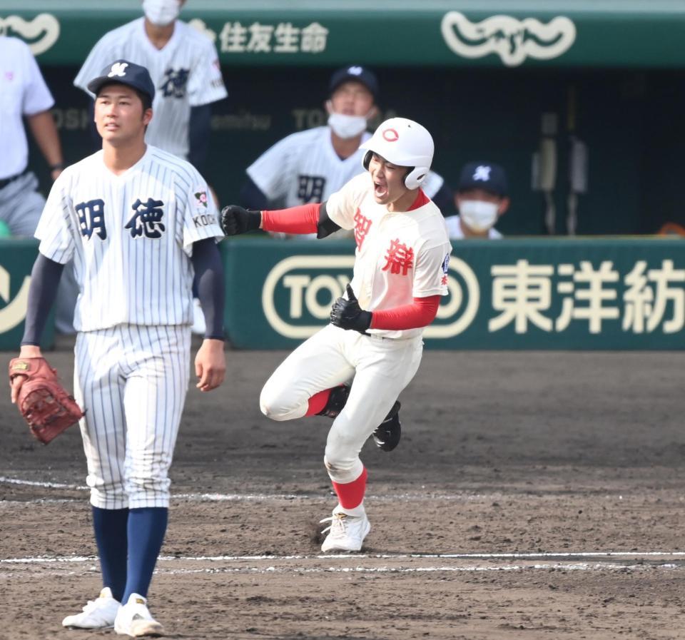 　９回、サヨナラ打を放ちほえる智弁学園・岡島（右）とぼう然と打球を見つめる明徳義塾・代木（撮影・高石航平）