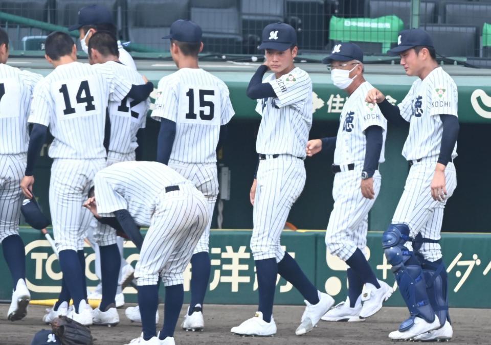 　サヨナラ負けを喫し悲しみに暮れるナインを見つめる明徳義塾・馬淵監督（右から２人目）＝撮影・高石航平