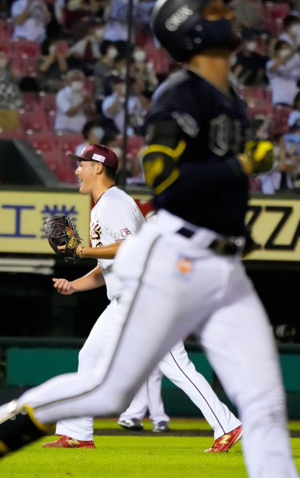 ８回、２死二、三塁のピンチで、宗（手前）を中飛に打ち取り、ガッツポーズする安楽＝楽天生命パーク