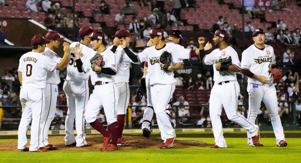 オリックスに競り勝ち、タッチを交わす楽天ナイン＝楽天生命パーク