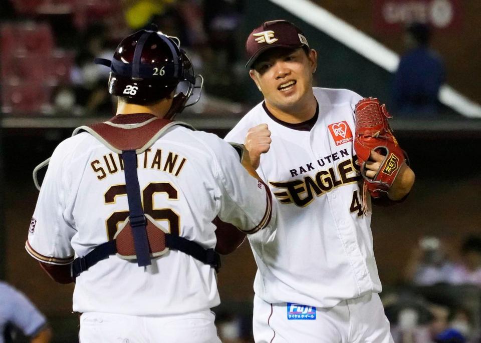 来日初セーブを挙げ、捕手・炭谷とタッチを交わす宋＝楽天生命パーク