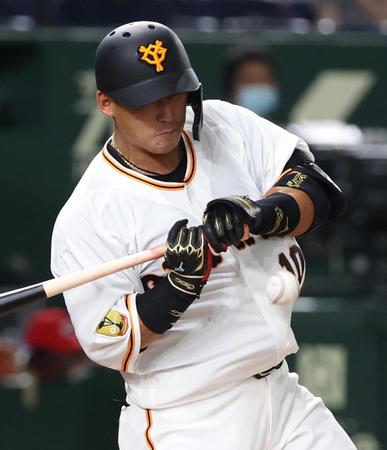 　６回、死球を受ける中田