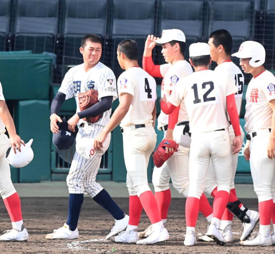 　涙を流す明徳義塾・代木（左）に言葉をかける竹村（４）ら智弁学園ナイン