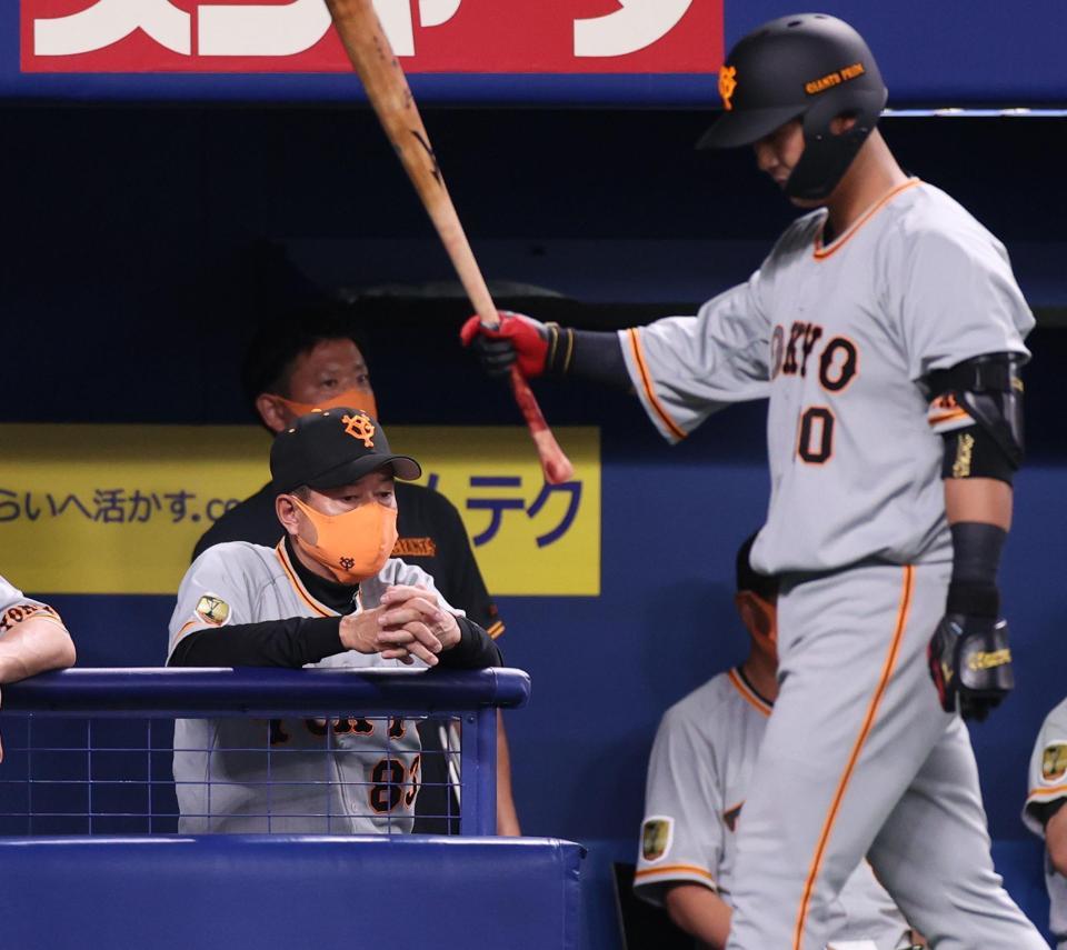 ９回表、厳しい表情で戦況を見つめる原監督。手前は中田