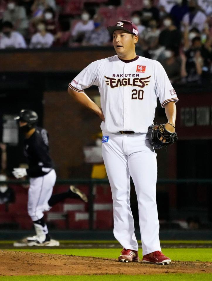 ８回、ロッテ・中村奨（左）に勝ち越しソロを浴びた楽天・安楽＝楽天生命パーク