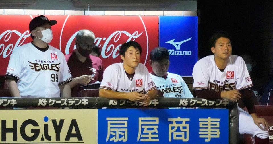 ロッテに逆転負けし、さえない表情の楽天・石井監督（左端）＝楽天生命パーク