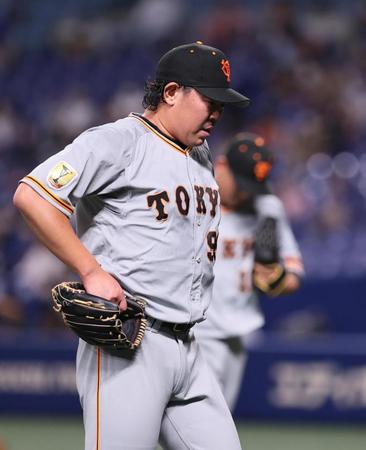 　２回裏を終え、ベンチに戻る巨人・山口