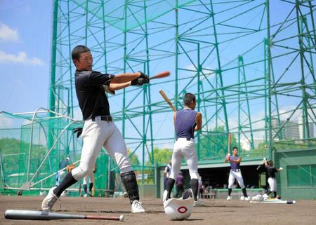 　準決勝に備え、練習する智弁学園の選手たち