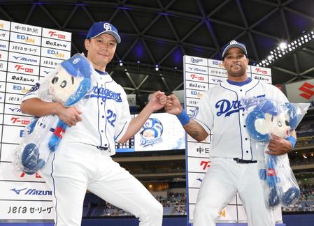 　お立ち台で、ポーズを決める大野雄（左）とビシエド