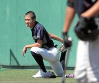 　準決勝に備え、ストレッチする京都国際・森下