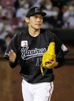 　２回のピンチをしのぎ、グラブをたたいてベンチに戻るロッテ・佐々木朗＝楽天生命パーク