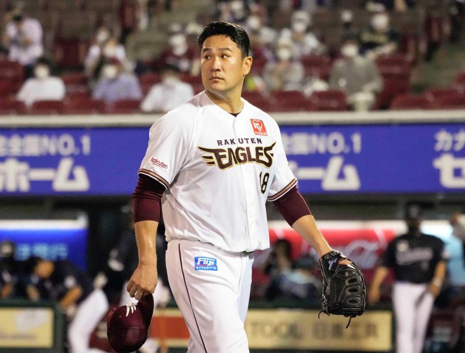 　７回を投げ終え、ベンチに戻る田中将