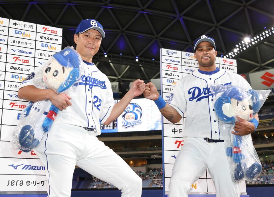 　お立ち台で、ポーズを決める大野雄（左）とビシエド