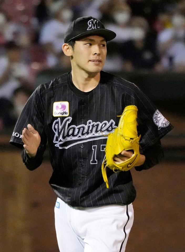 　２回のピンチをしのぎ、グラブをたたいてベンチに戻るロッテ・佐々木朗＝楽天生命パーク