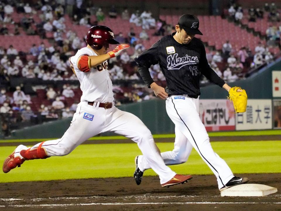 　５回、小深田（左）の一ゴロでベースカバーに入るロッテ・佐々木朗＝楽天生命パーク