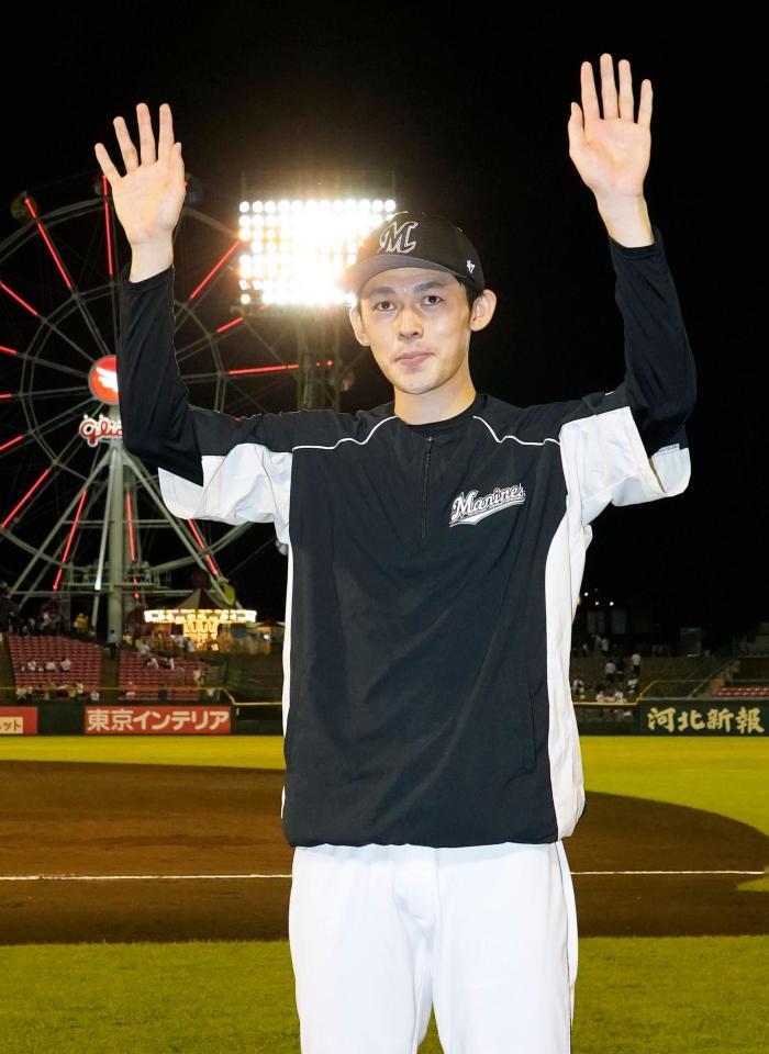 　プロ２勝目を挙げ、ファンの拍手に応えるロッテ・佐々木朗