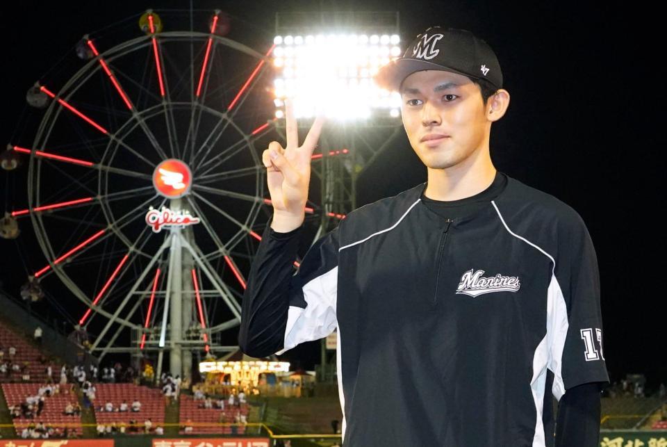 プロ２勝目を挙げ、ポーズをとるロッテ・佐々木朗＝楽天生命パーク