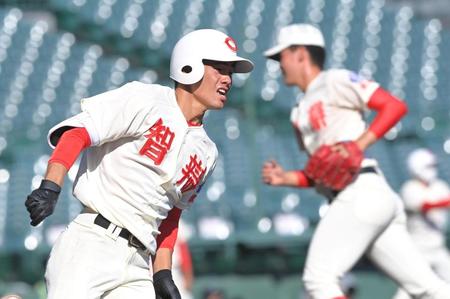 ６回、智弁学園・小畠一心（右）から適時打を放ち駆け出す智弁和歌山・宮坂厚希＝甲子園（撮影・高部洋祐）