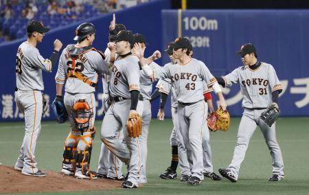 　中日に勝利し、タッチする巨人ナイン＝バンテリンドーム