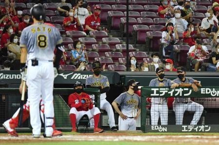 　９回、代打佐藤輝（８）の空振り三振で試合終了し、さえない表情の阪神・矢野監督（右から２人目）＝マツダ