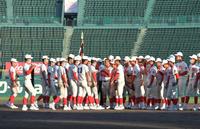 閉会式後、グラウンドで交流を深める智弁和歌山ナイン（右）と智弁学園ナイン＝甲子園（撮影・高部洋祐）