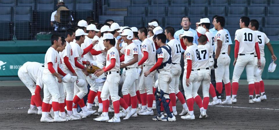 優勝を決めた智弁和歌山ナイン（左）に声をかける智弁ナイン＝甲子園（撮影・佐々木彰尚）