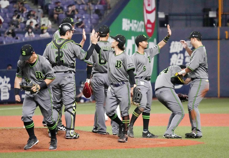 　勝利して喜び合うオリックスナイン