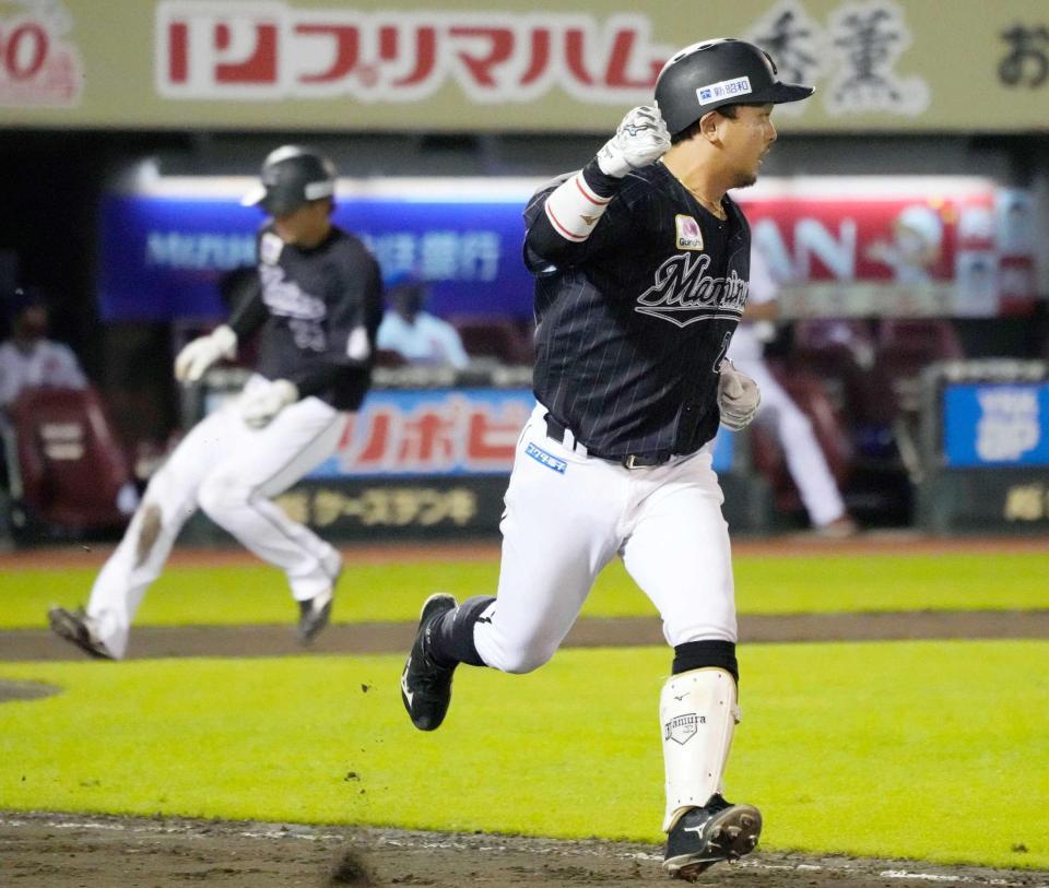 　９回、決勝打を放ち、ガッツポーズして一塁に向かう田村。左は生還する三走和田