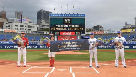 　オリンピックでのメダル獲得を祝福される鈴木誠、ソフトボール・清原奈侑、山崎、オースティン（撮影・金田祐二）