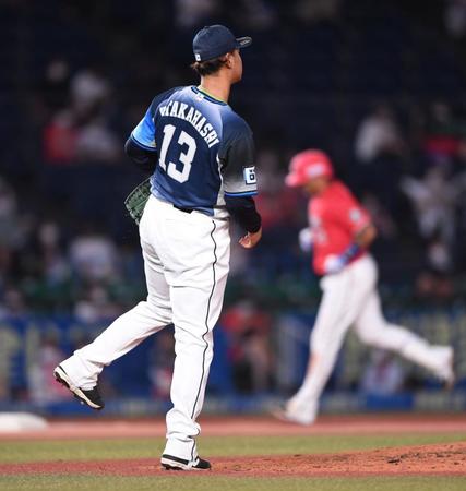 　６回、マーティン（後方）に左越えソロを打たれた高橋（撮影・開出牧）