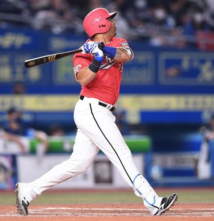 　６回、左越えソロを放つマーティン（撮影・開出牧）