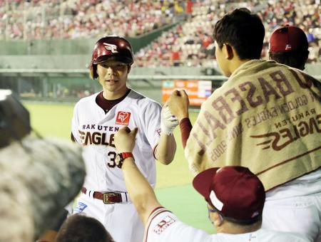 　５回、３ランを放った島内はベンチ前でナインの出迎えを受ける