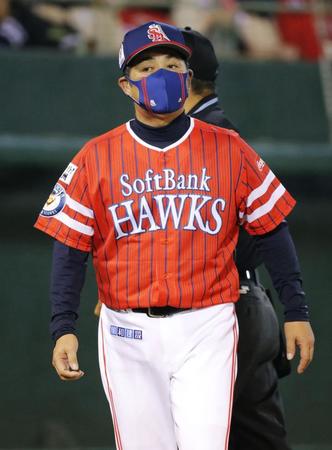 　５回、投手交代を告げた工藤監督