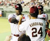 　４回、２ランを放ったカスティーヨはベンチ前でナインの出迎えを受ける