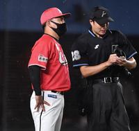 　９回、投手交代を告げる井口監督（撮影・開出牧）
