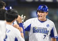 　５回、ソロを放ちナインとタッチをかわす佐野（撮影・高石航平）