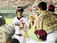 　５回、３ランを放った島内はベンチ前でナインの出迎えを受ける