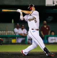 　５回、島内が右越えに３ランを放つ