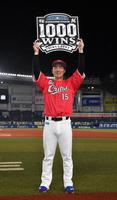 　今季５勝目を挙げチームの１０００勝（千葉移転後）達成のボードを掲げ笑顔の美馬（撮影・開出牧）