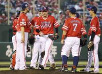 　５回途中、降板する東浜（中央）