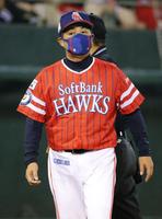 　５回、投手交代を告げた工藤監督