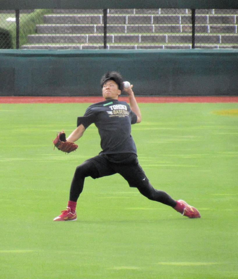 　楽天生命パークでの投手練習でキャッチボールを行い調整する早川