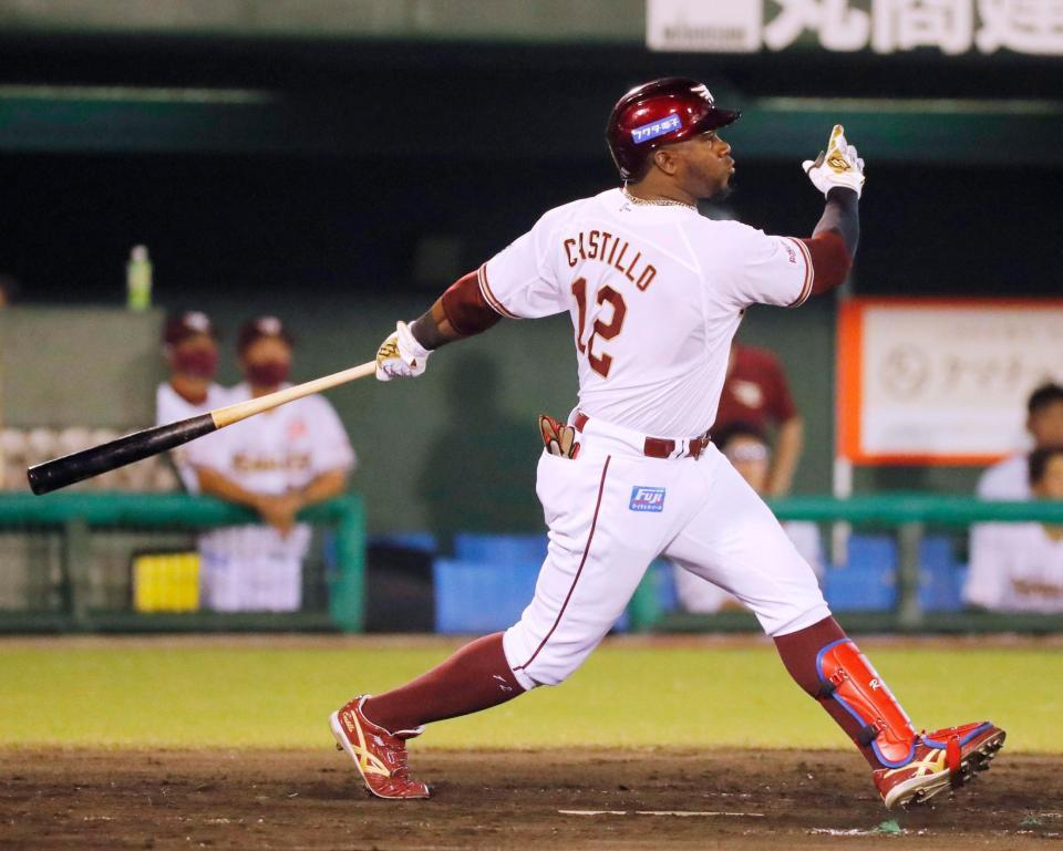 　４回、カスティーヨが左中間に来日初本塁打となる同点２ランを放つ