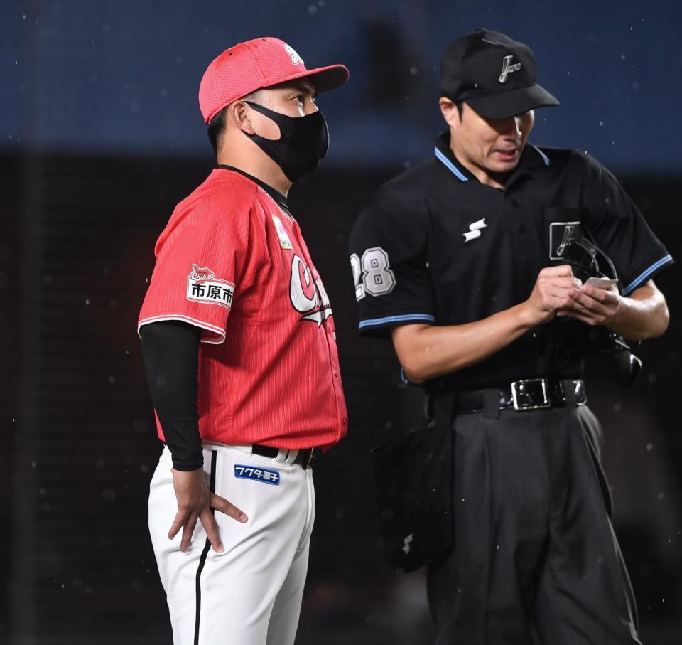 　９回、投手交代を告げる井口監督（撮影・開出牧）