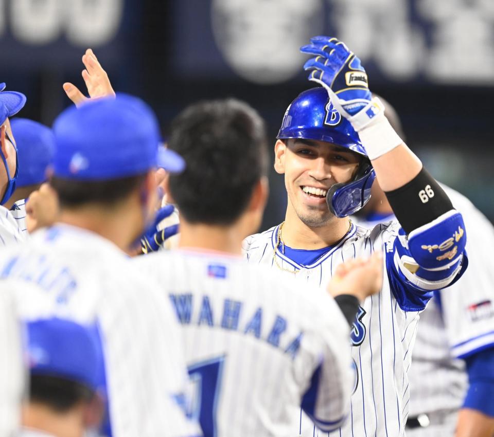 　７回、逆転２ランを放ち笑顔で生還するソト（撮影・高石航平）